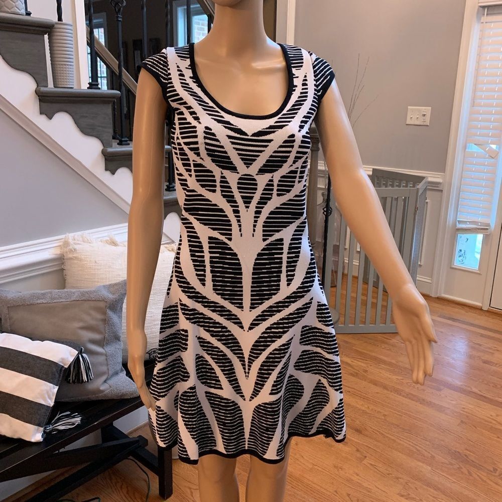 Bebe Stretch Knit Black & White Scoop Neck Cap Sleeve Dress sz M